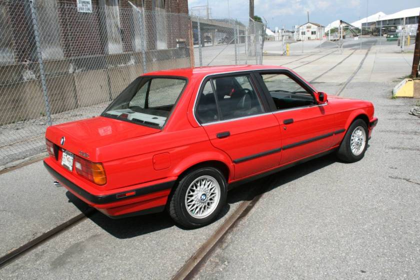 brilliantn rot e30 sedan
